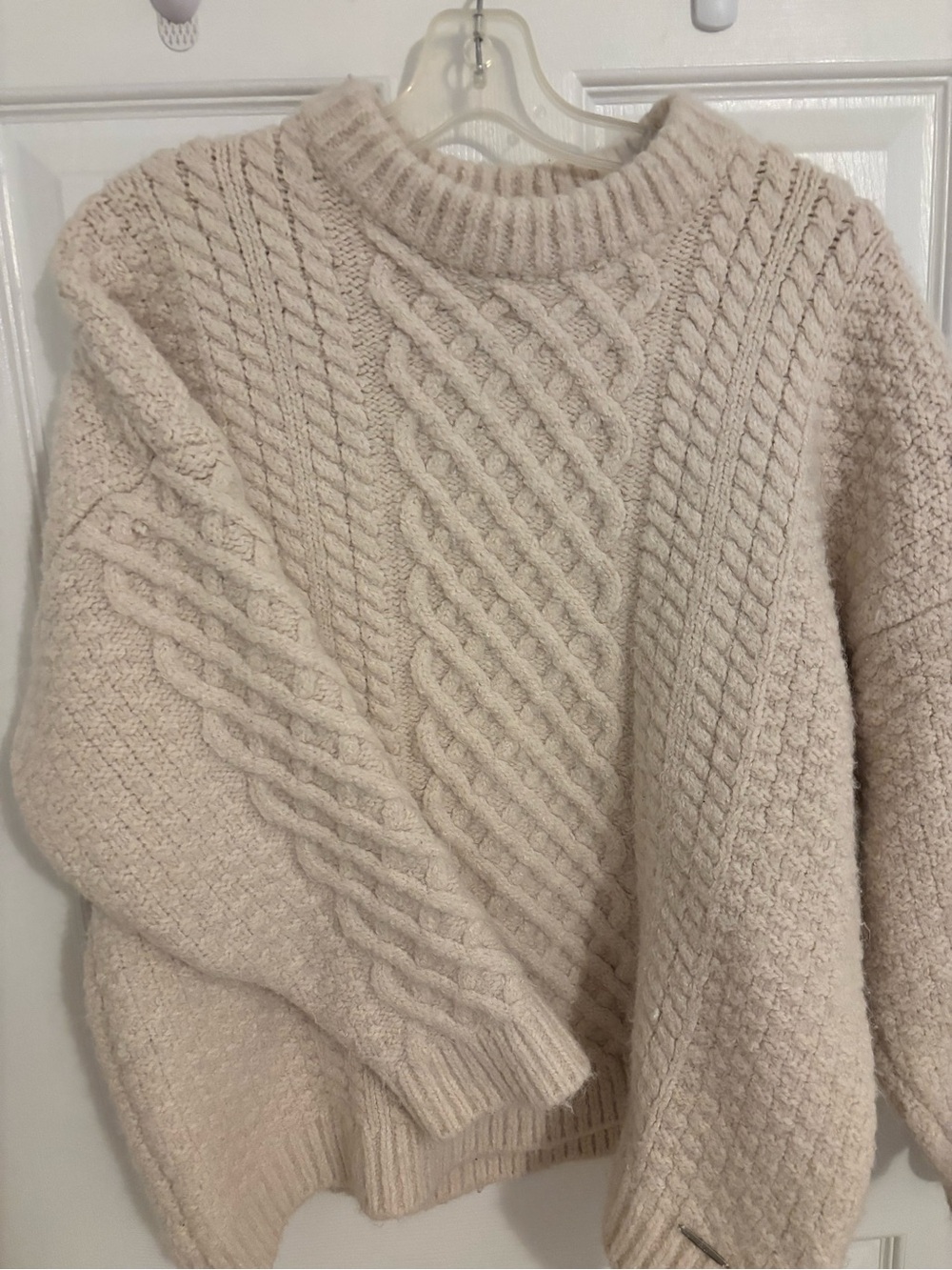 Elie Tahari - Fisherman sweater. Thick Cozy Cable Knit Sweater - Cream. Boxy